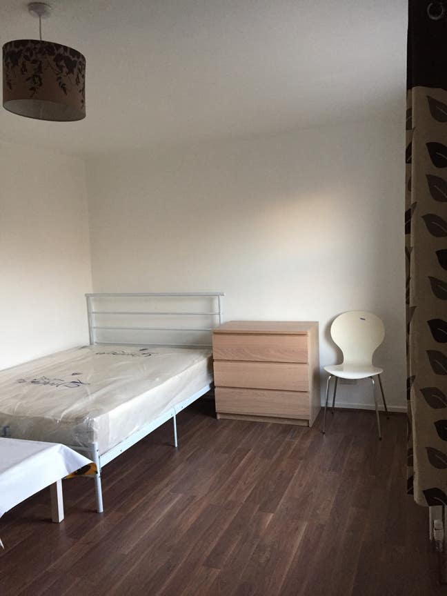 Big double room available few mins walk to station Main Photo