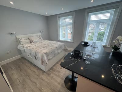 Luxurious Studio Bills inc Zero Deposit Option Main Photo