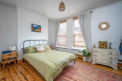 Spacious King Room off Beautiful Belmont Main Photo