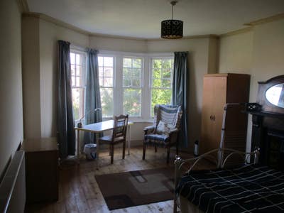 Large pleasant double room in shared house Main Photo