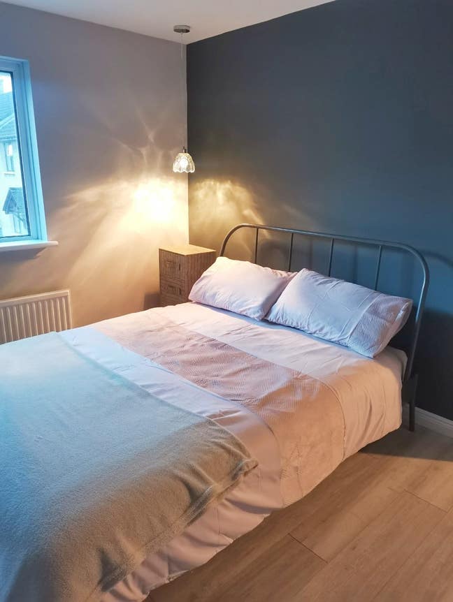 Private king room and bathroom in Waterside Main Photo