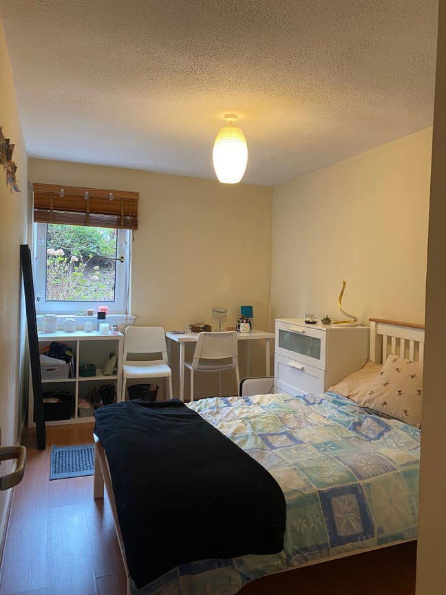 Double bedroom with study desk Main Photo