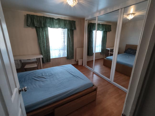 Double room in a 3 bedroom house Main Photo