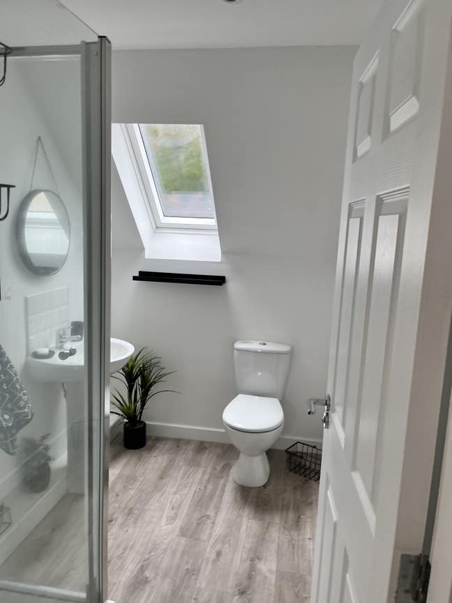 Lovely double en-suite in new build house Main Photo