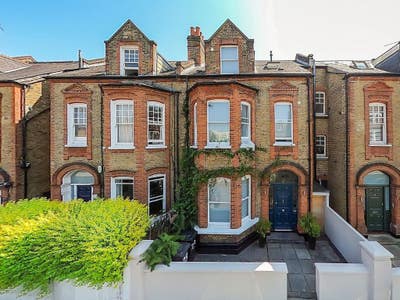 Luxury victorian house on beautiful Street Main Photo