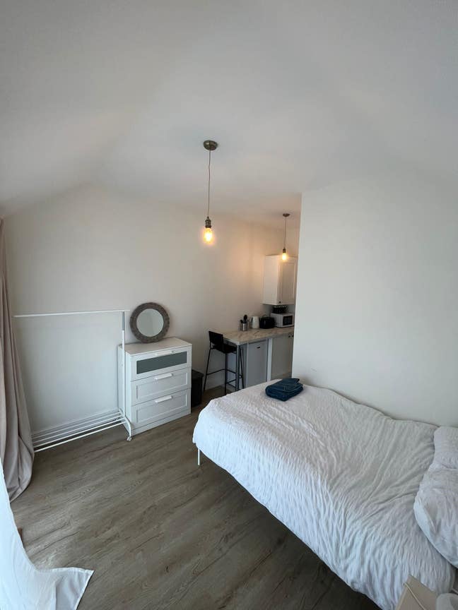 Studio Room with en-suite & Kitchenette Main Photo