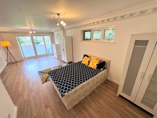 🌿 Spacious Double Room with Balcony – Hendon Main Photo