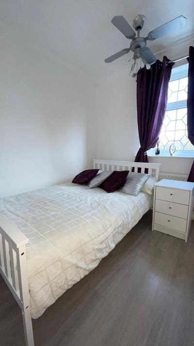Luxury room in shared family house Main Photo