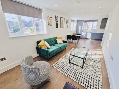 Stylish & Spacious Two Bed Flat @ Nine Elms Main Photo