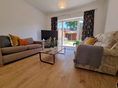 New Professional Houseshare Main Photo