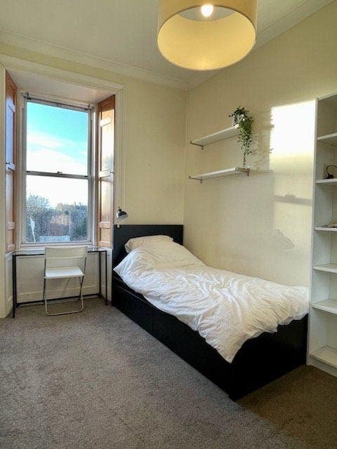 Lovely single bedroom in family home  Main Photo