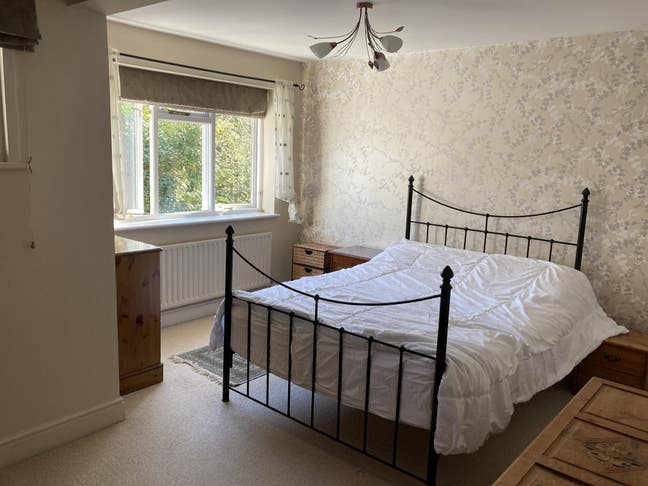 Large double room with bathroom. Peaceful location Main Photo