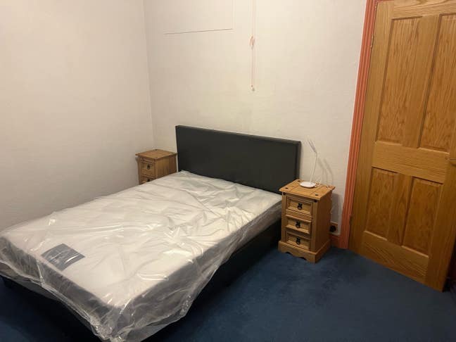 Room for rent in 3 bed house  Main Photo