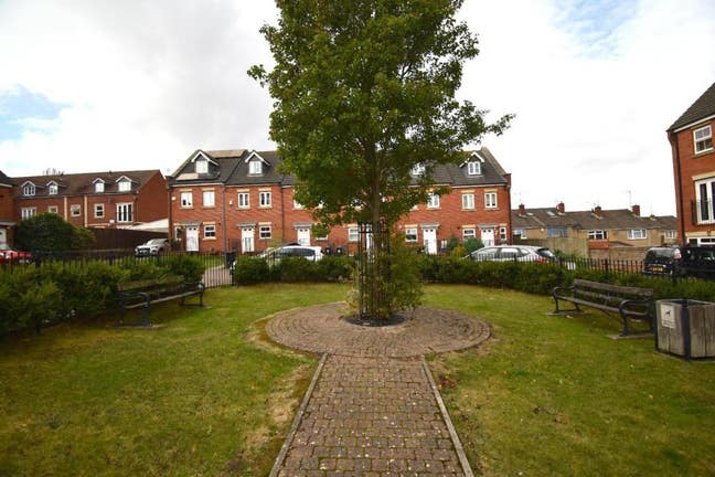 Spacious 2 bed flat in kingswood city centre Main Photo
