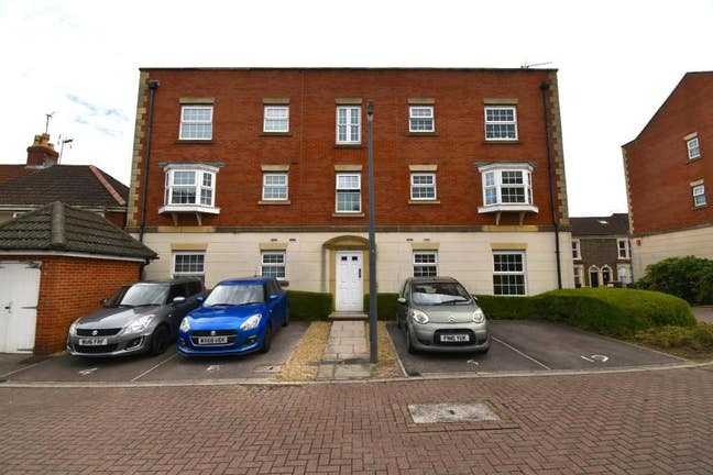 Spacious 2 bed flat in kingswood city centre Main Photo