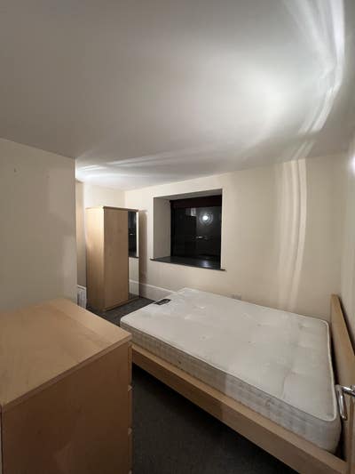 Double room available in CC flat - bills included! Main Photo
