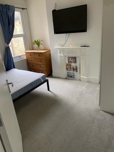 Large Double Room in Fulham House Main Photo