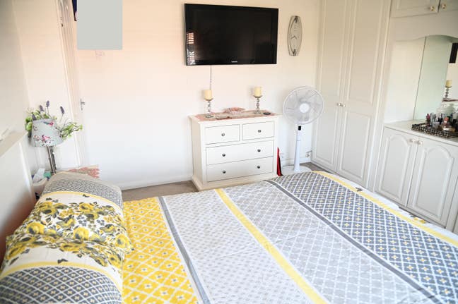 Newly Refurbished Large Bedroom with Parking  Main Photo