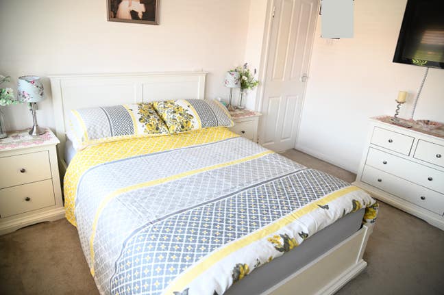 Newly Refurbished Large Bedroom with Parking  Main Photo