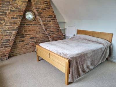 SHORT LET Large double room with separate bathroom Main Photo
