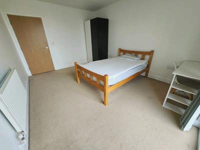 1 Spacious double room in Bromley-by-bow for rent  Main Photo