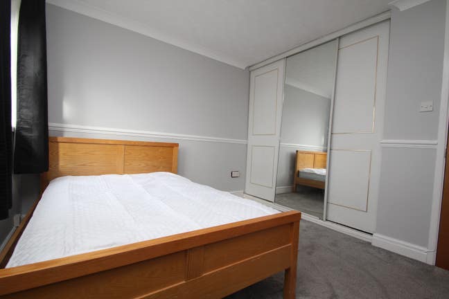 En-suite Double Bedroom Brighton Hill Main Photo