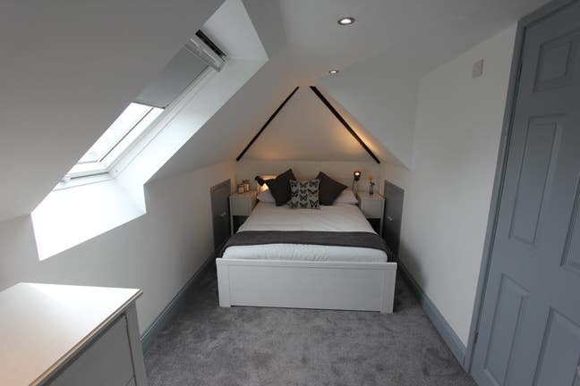 Attic En-Suite Room - All Bills Included! Main Photo