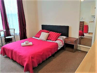 Serviced Studios with priv bathrooms near college Main Photo