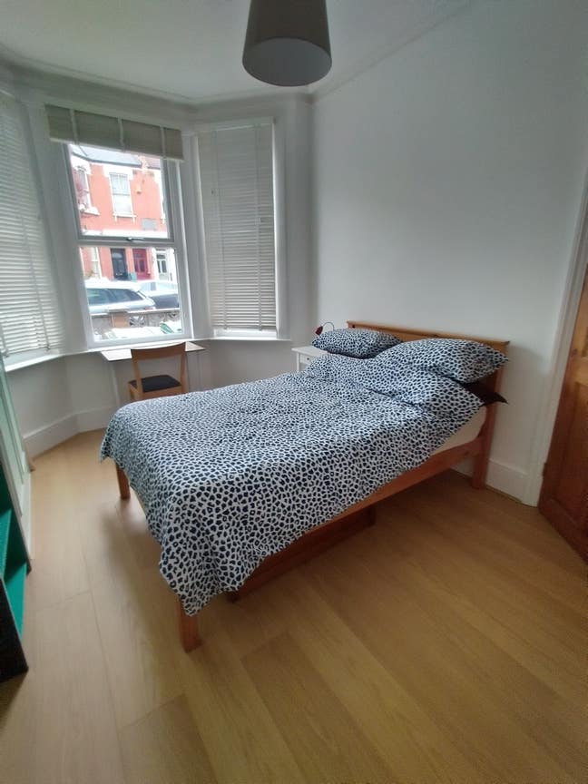 Double room in garden flat Main Photo
