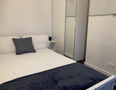 Small double bed room in shared house Main Photo
