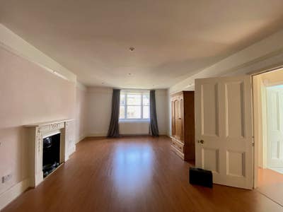 Huge quiet double unfurnished room in central Hove Main Photo