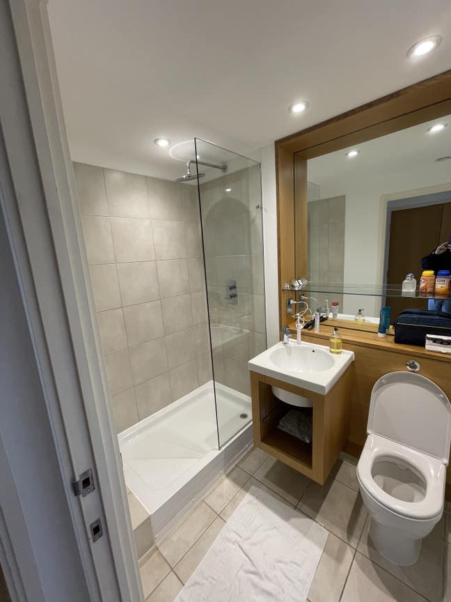 Room available in modern flat in old street Main Photo