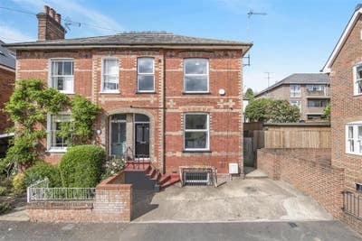 Town Centre - Large Bedroom En-suite Main Photo