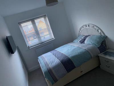 Spacious Double bedroom in new build house  Main Photo