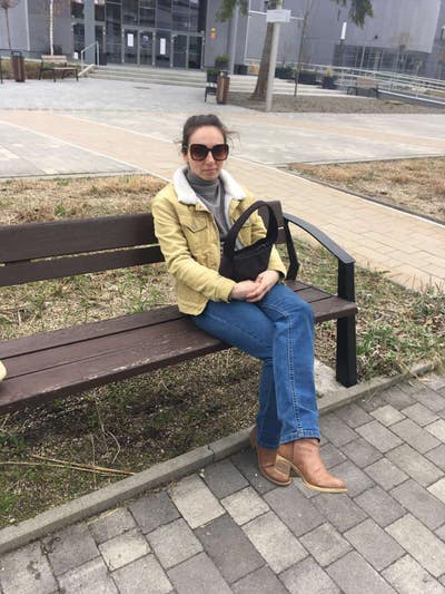 I am a professional female aged 36. I am look... Main Photo