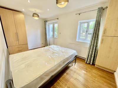 New! 3 Bedroom Flat London Central Line Zone 2 Main Photo