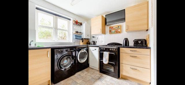 Large Room.Sofa.10 min walk to City-All Bills Inc. Main Photo