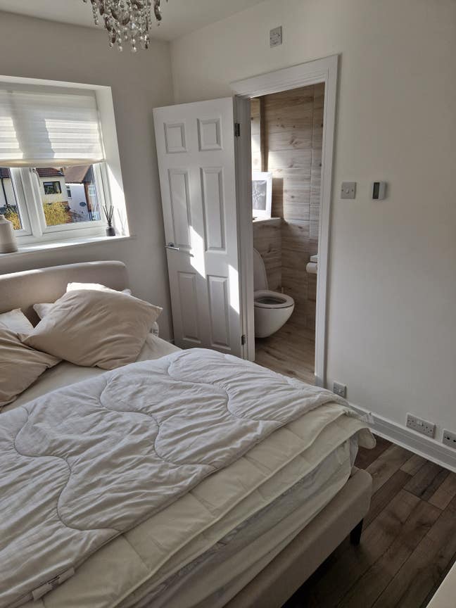 Bright airy double room with immaculate  en suite Main Photo