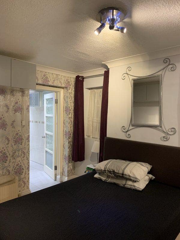 Large double, Stylish/Spacious Singles only! Main Photo