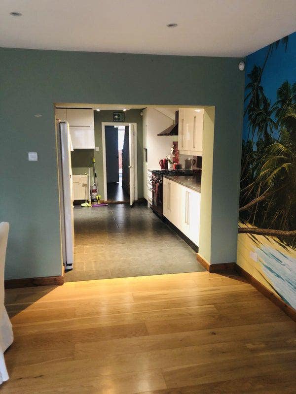 Large double, Stylish/Spacious Singles only! Main Photo