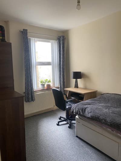 Bright single bedroom for a female house share  Main Photo