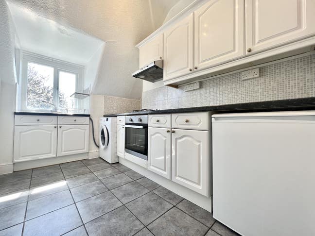 Top Floor Studio Flat in Croydon excl Bills Main Photo