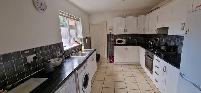 1 room available - Vermont Street Main Photo