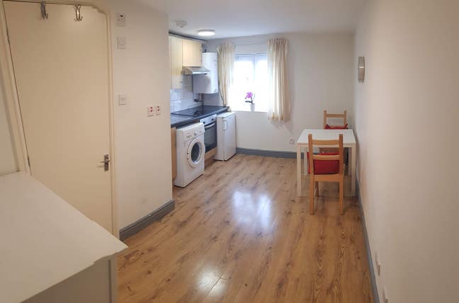 Quiet & Bright one bedroom flat Main Photo