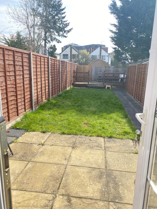 Single room with TV in Langley (female only) Main Photo