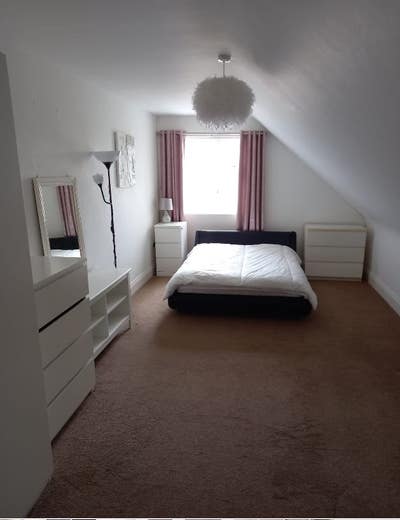 Female only double bedroom Main Photo