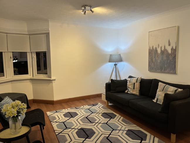 One Double bedroom  available in West End flat Main Photo