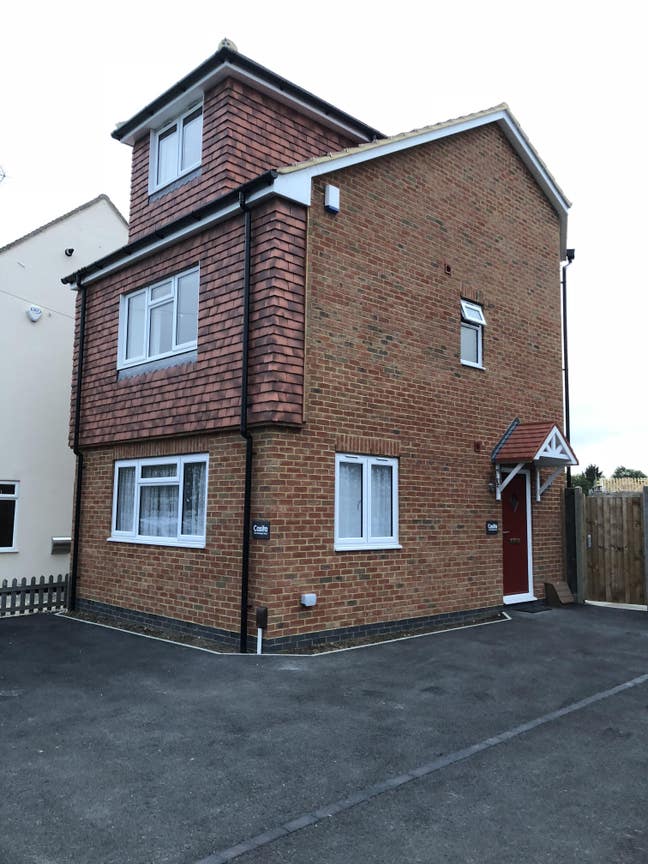 1 large room (single occupation) in Modern House Main Photo