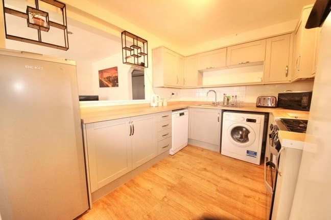 Rooms Available in Refurbished Professional House  Main Photo