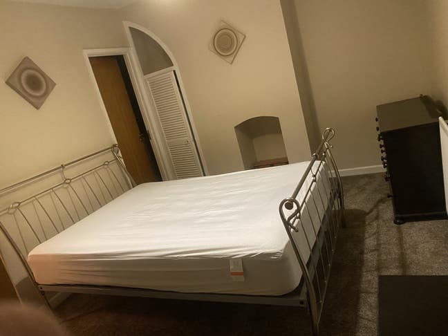 Feature double room in large shared home  Main Photo